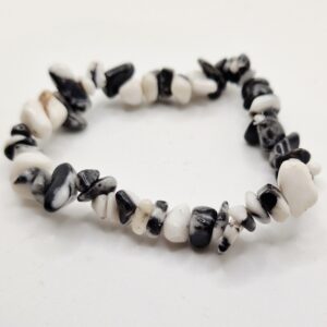 Chipsarmband med små, oregelbundna stenar av blandade kristalltyper trädda på elastisk tråd.