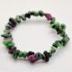 Kristallarmband chipsarmband Zoisit med rubin Chipsarmband med små, oregelbundna stenar av blandade kristalltyper trädda på elastisk tråd.