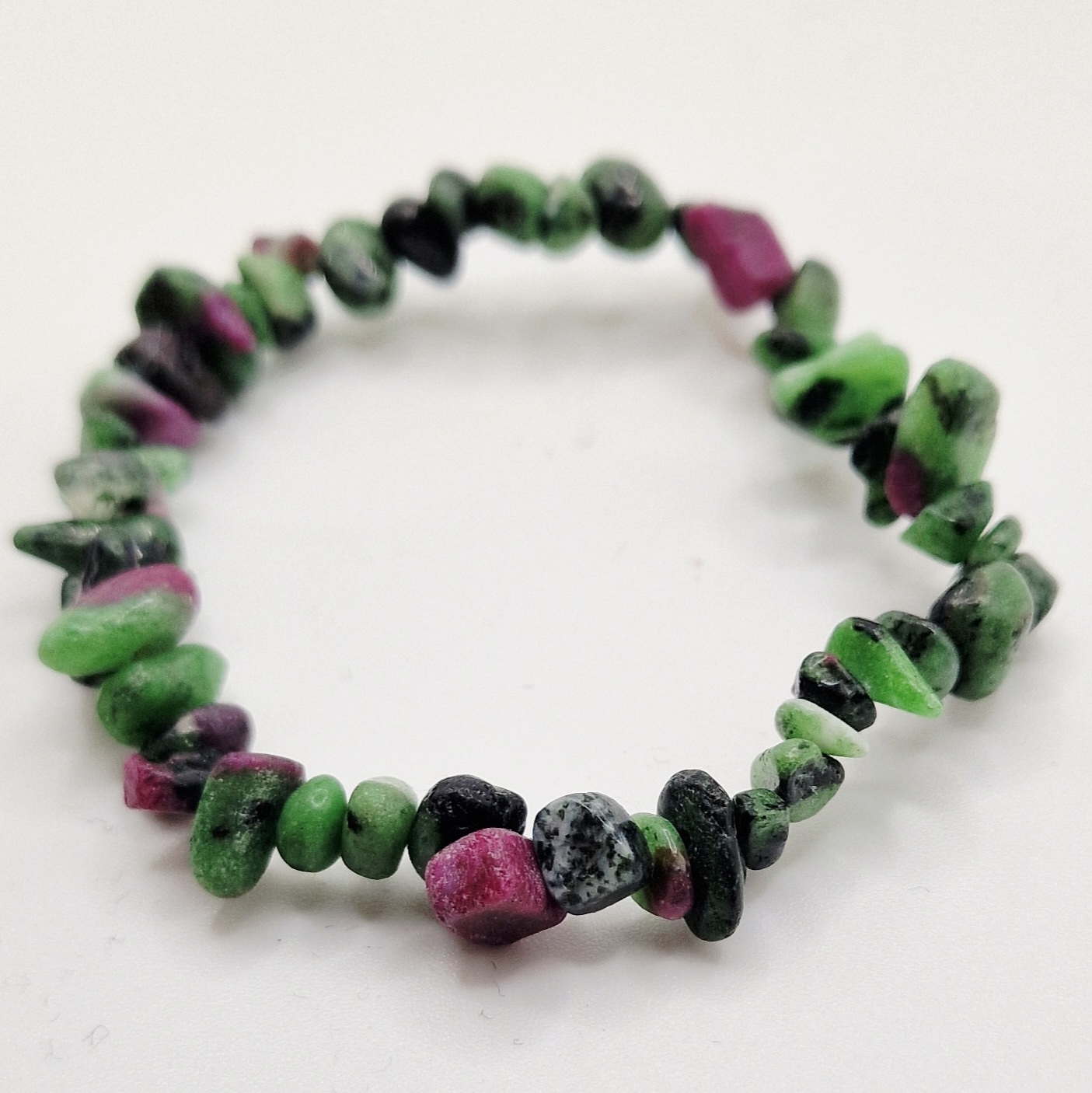 Kristallarmband chipsarmband Zoisit med rubin Chipsarmband med små, oregelbundna stenar av blandade kristalltyper trädda på elastisk tråd.