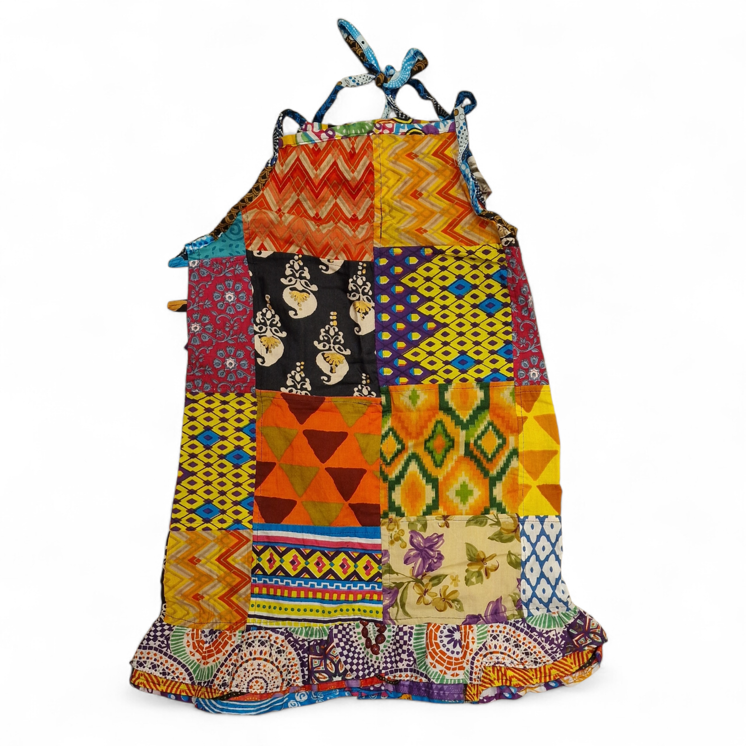 ärgglad barnklänning i unik patchwork-design, tillverkad av återvunnen bomull. Mjuk, bekväm och ett hållbart val för barn.