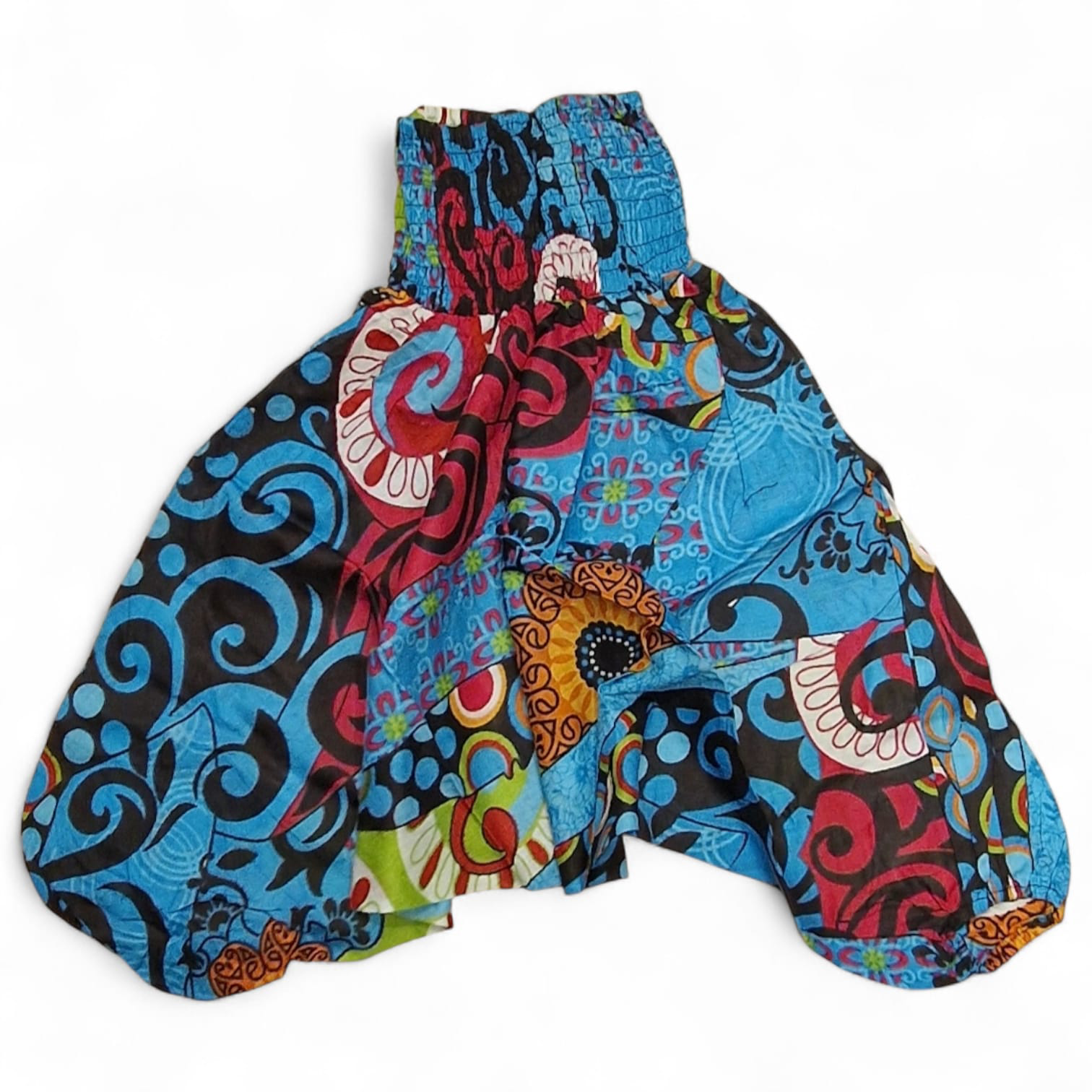 Haremsbyxor barn mönster turkos Haremsbyxor, alibababyxor, aladdinbyxor eller varför inte yogabyxor. Kärt barn har många namn. Haremsbyxor är ett skönt plagg man kan använda för alla tillfällen. Sitt hemma och mys, använd haremsbyxan med ett t.ex. linne och snygga smycken eller välj en aktivitet som dans eller yoga och känn hur haremsbyxan bara helt enkelt är perfekt.